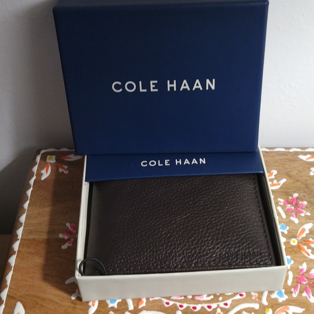 Cole Haan Pebble Traveler Bi-fold wallet in Java